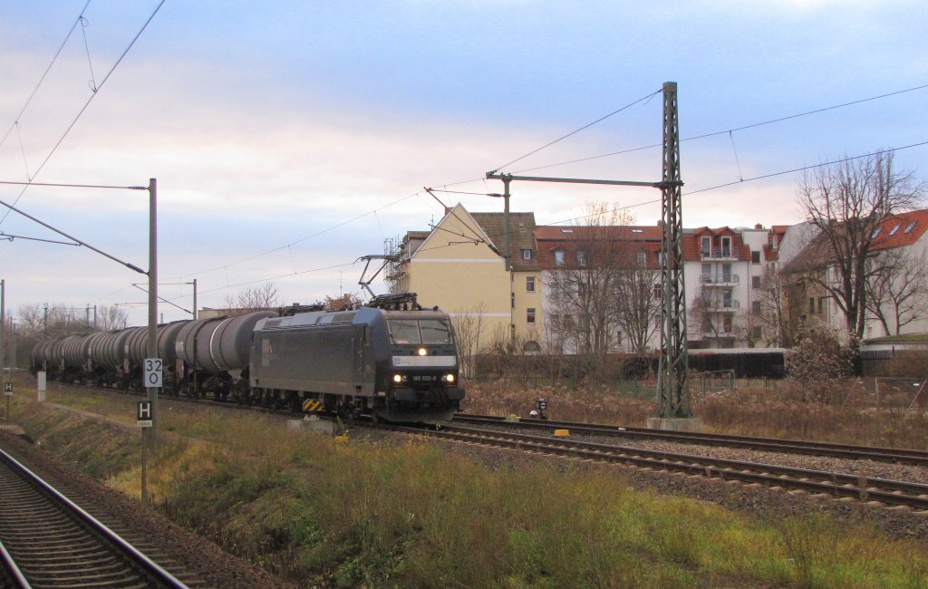 CTL 185 555-0 mit Kesselwagen Richtung Grokorbetha, am 04.12.2012 in der berholung in Weienfels.