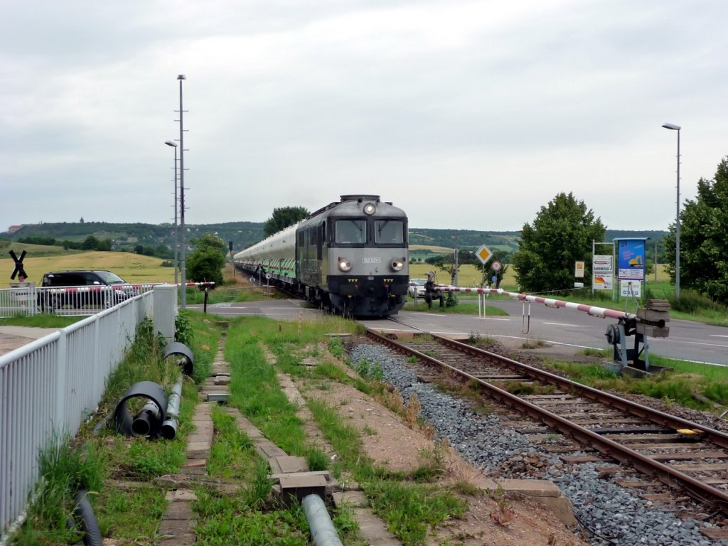 CTL 252 021-1 mit einem Lafarge Zementzug von Karsdorf nach Cizkovice, am 15.06.2012 bei der Durchfahrt in Kleinjena. Der  Krabbenkutter  bespannte den Zug bis Naumburg (S) Hbf. Das Foto hat Klaus Pollmcher von der IG Unstrutbahn e.V. gemacht, in der ich auch Mitglied bin.