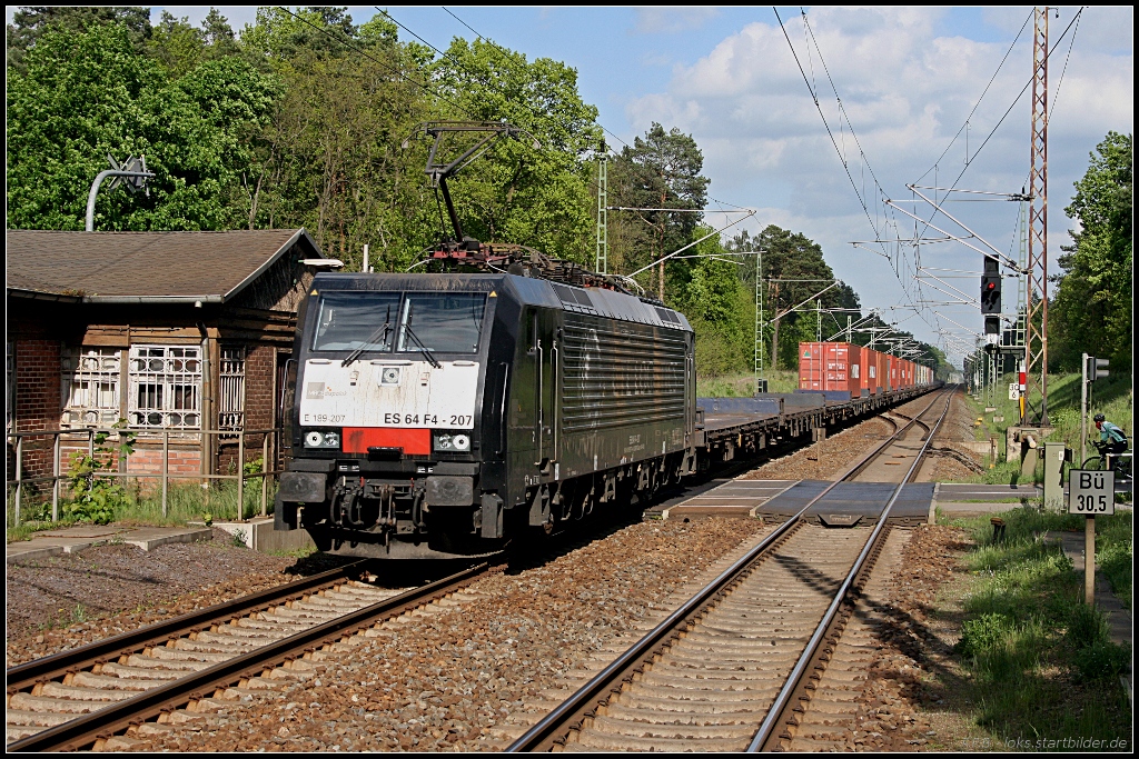 CTL ES 64 F4-207 mit Container Richtung Berlin (NVR-Nummer: 91 80 6189 207-4 D-DISPO, ex NVR-Nummer: 91 80 6189 928-5 D-DISPO, ex TXL, ex Locomotion ES 64 F4-028, gesehen Grnheide Fangschleuse 25.05.2010)