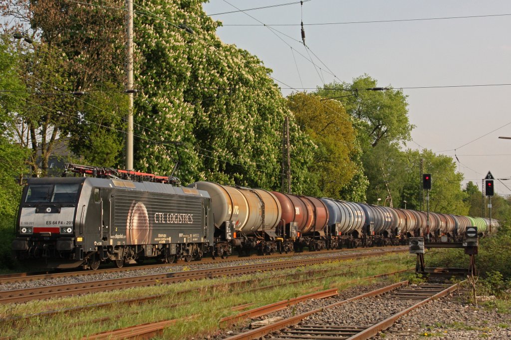 CTL Logisics ES 64 F4-201 (E 189-201) am Abend des 21.4.11 mit einem Kesselwagenzug bei der Durchfahrt durch Ratingen-Lintorf.