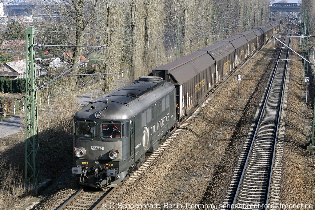 CTL Logistics Diesellok 252 022-9 mit Gterzug in Berlin Siemensstadt, von Mitte kommend.
26. Februar 2011
