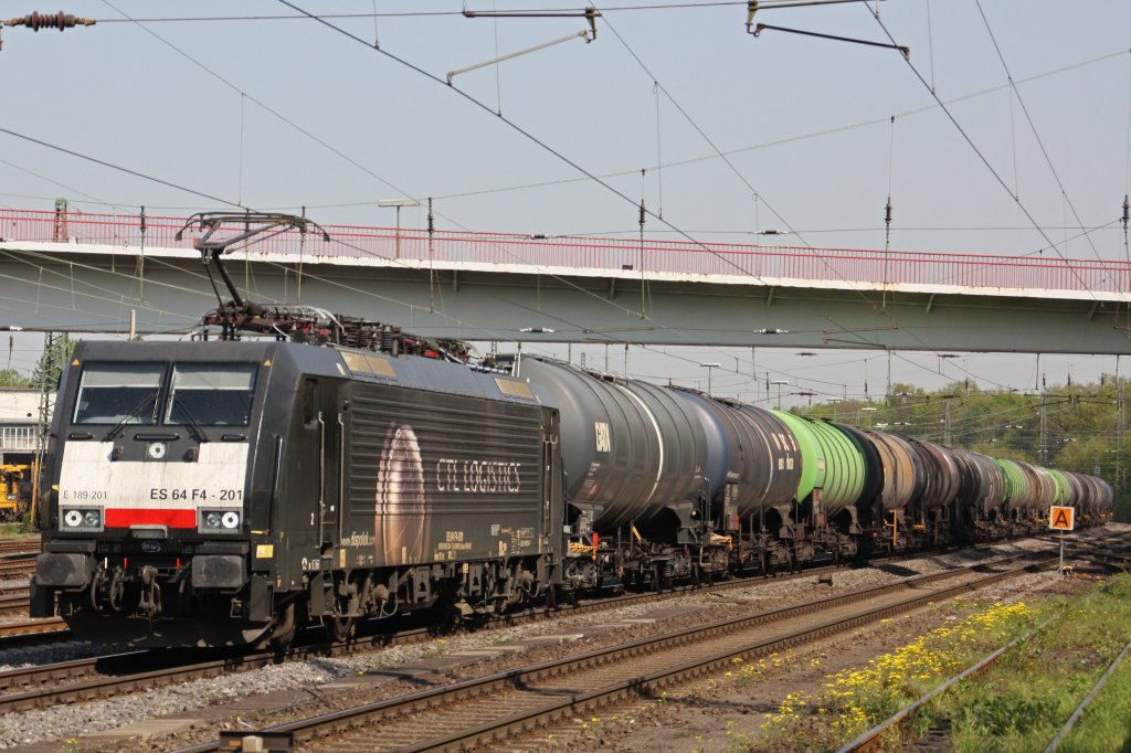 CTL Logistics ES 64 F4-201 (E 189-201) am 20.4.11 mit einem Kesselwagenzug in Duisburg-Entenfang.