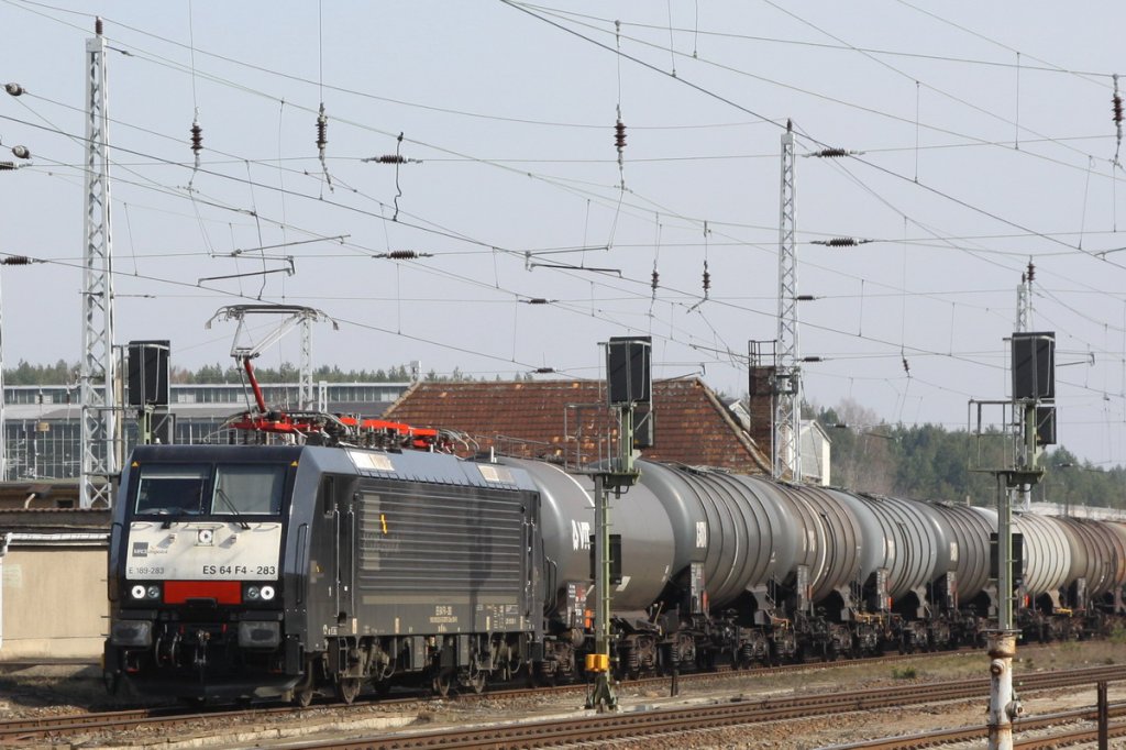 CTL Logistik mit der 189 283 zieht einen Kesselwaggonzug durch Neustrelitz. 08.04.2010  