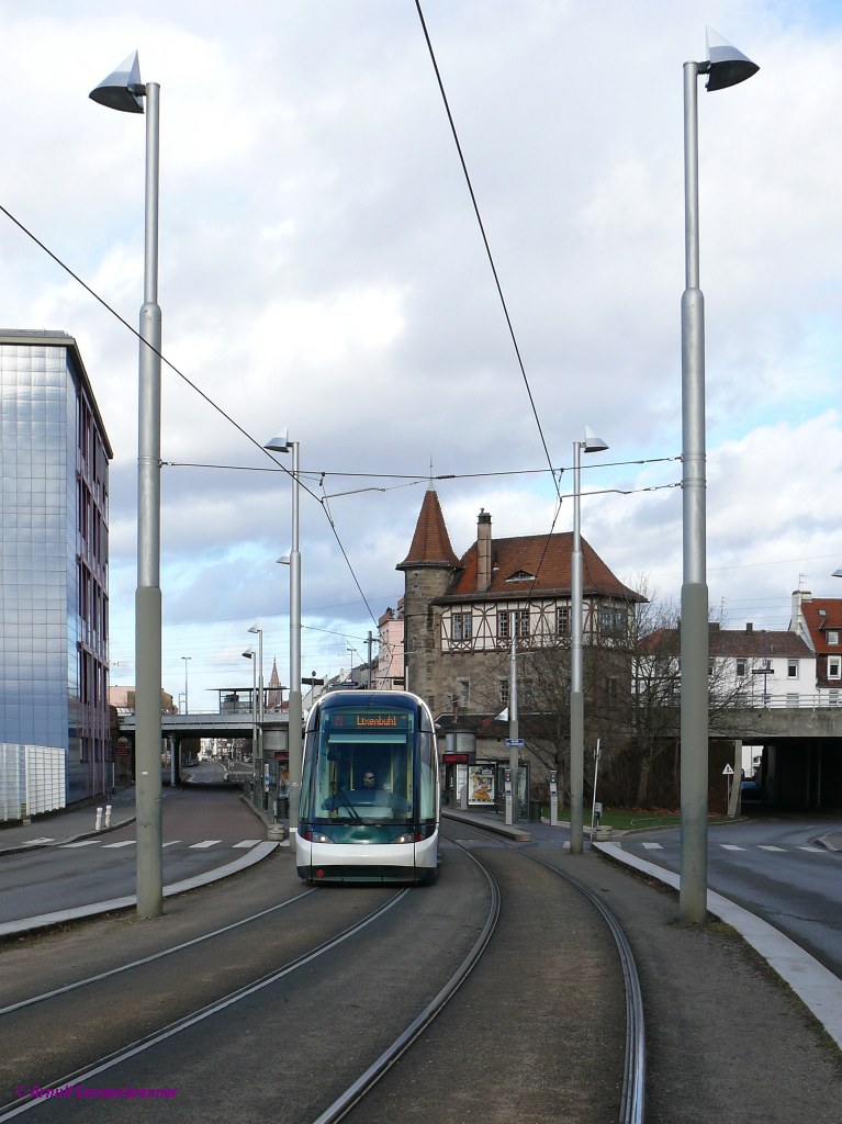 CTS Tram-2013 (Alstom Citadis) unterwegs auf der Linie A nach Lixenbuhl.
Auf der Eisenbahnbrücke befindet sich der Haltepunkt Krimmeri-Meinau und rechts davon das alte Stellwerk 4,das noch aus der Zeit der Reichseisenbahnen in Elsass-Lothringen stammt. Dahinter grüßt das Straßburger Münster.

2012-12-30 Strasbourg Krimmeri