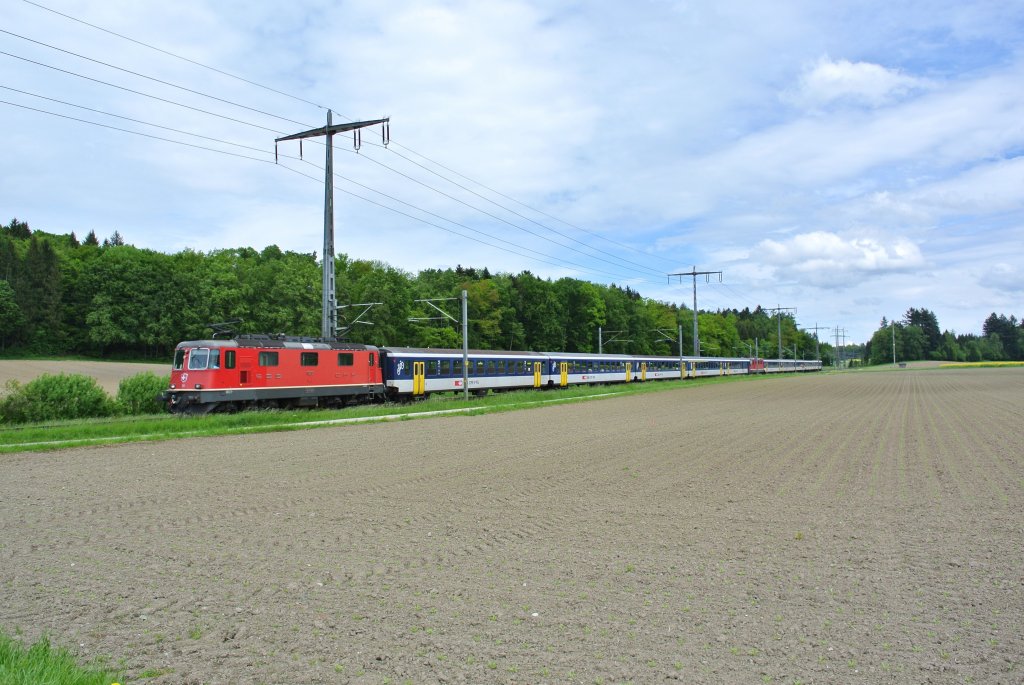 Cupfinal FC Basel-GC im Stade de Suisse Bern, FCB Extrazug Nr. 4: 2 S-Bahn Basel EWI/II Zusatzpendel zwischen Lyssach und Hindelbank. Vorne ist die Re 4/4 II 11206, im hinteren Pendel ist die Re 4/4 II 11159, 20.05.2013.

