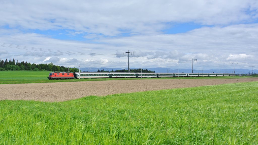 Cupfinal FC Basel-GC im Stade de Suisse Bern, FCB Extrazug Nr. 1: Re 4/4 II 11195 mit 11 FC Bpm51 bei Hindelbank, 20.05.2013.

