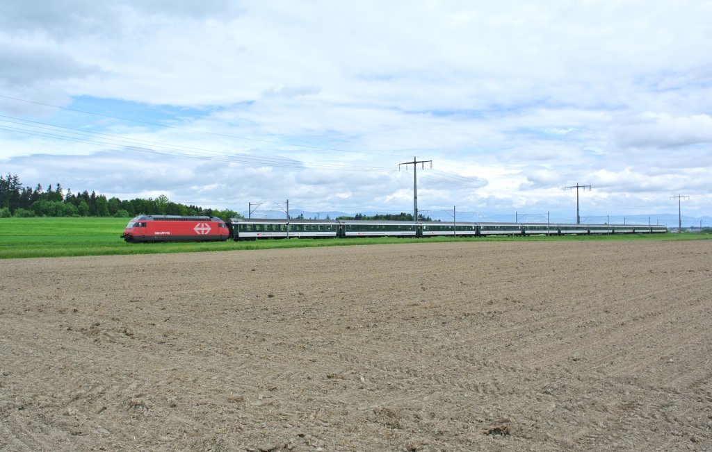 Cupfinal FC Basel-GC im Stade de Suisse Bern, FCB Extrazug Nr. 3: Re 460 112-6 mit 10 FC Bpm51 bei Hindelbank, 20.05.2013.

