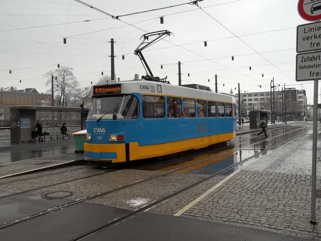 CVAG 531 wartet am Chemnitzer HBF auf Abfahrt in Richtung Altchemnitz. Nicht vom Schild irritieren lasen! Das stand am 20.01.2011 etwas schief.