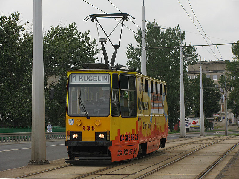 Częstochowa, al. Pokoju, 18.07.2010. Whrend der Bauarbeiten verkehrten die Strabahnen nur zwischen dem Betriebshof und Kucelin. Auerdem waren die Ersatzbusse unterwegs. Manche Straenbahnen waren nur mit 1 Wagen im Einsatz, was in Częstochowa auer dem Nacht ungewhnlich ist.