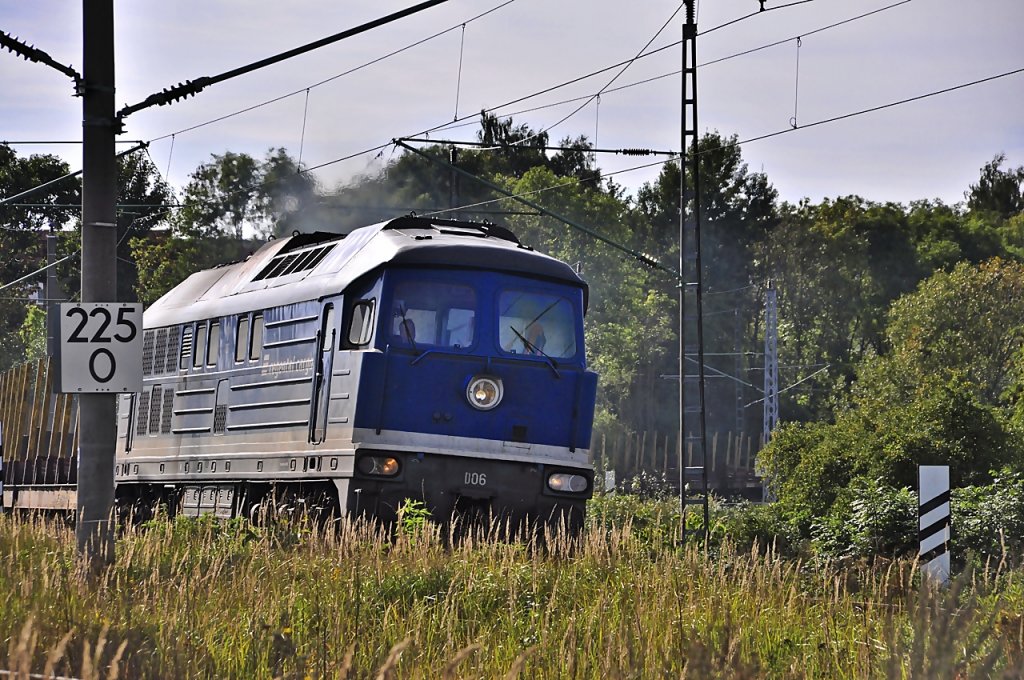 D 06 f�hrt mit einem leeren Holzzug durch Stralsund zur Insel R�gen am 22.09.2010