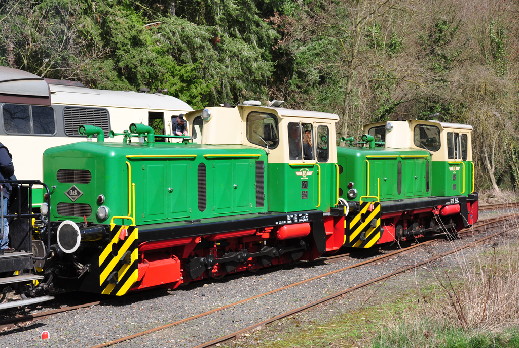 D 1 und D 2 der Brohltal-Eisenbahn-Gesellschaft als Schiebeloks am Bhf Burgbrohl unterwegs - 02.04.2010