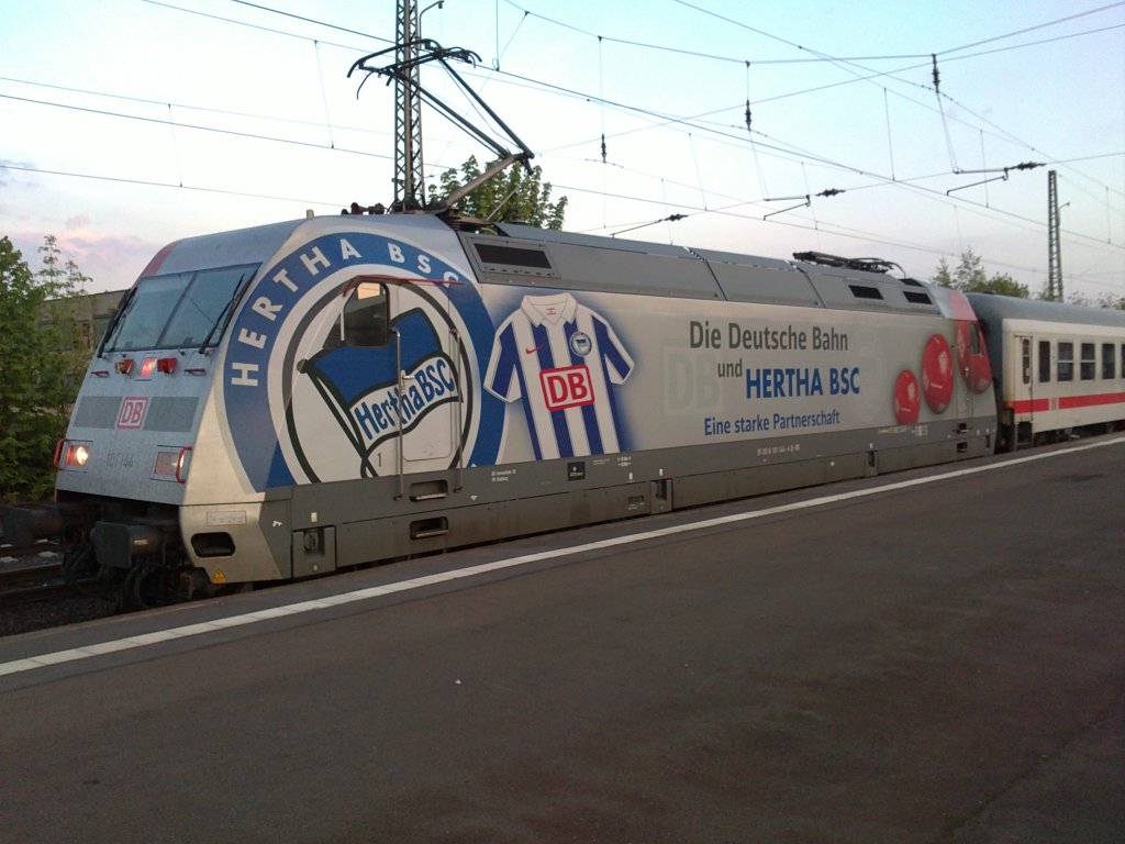 D 101 144  Hertah BSC  ist am 16.5.10 mit IC 1880 nach Hamburg-Altona zu Gast in Gttingen.