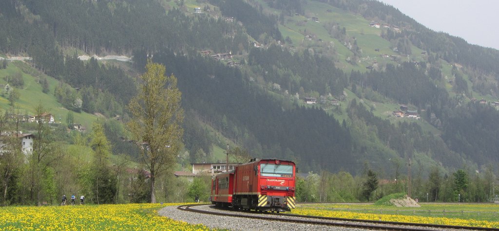 D 13 der Zillertalbahn mit R 144 (Mayrhofen-Jenbach) bei Ramsau-Hippach.(1.5.2013)