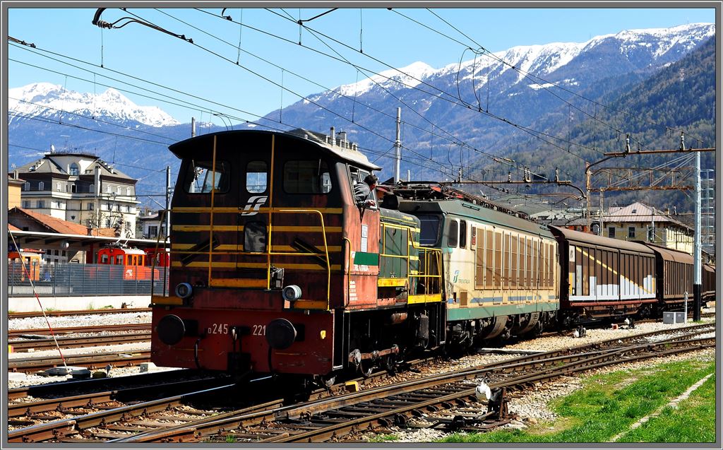 D 245 221 rangiert 633 210 mit beladenen Mineralwasserwagen vom Freiverlad ins Abfahrtsgleis in Tirano. (15.04.2013)