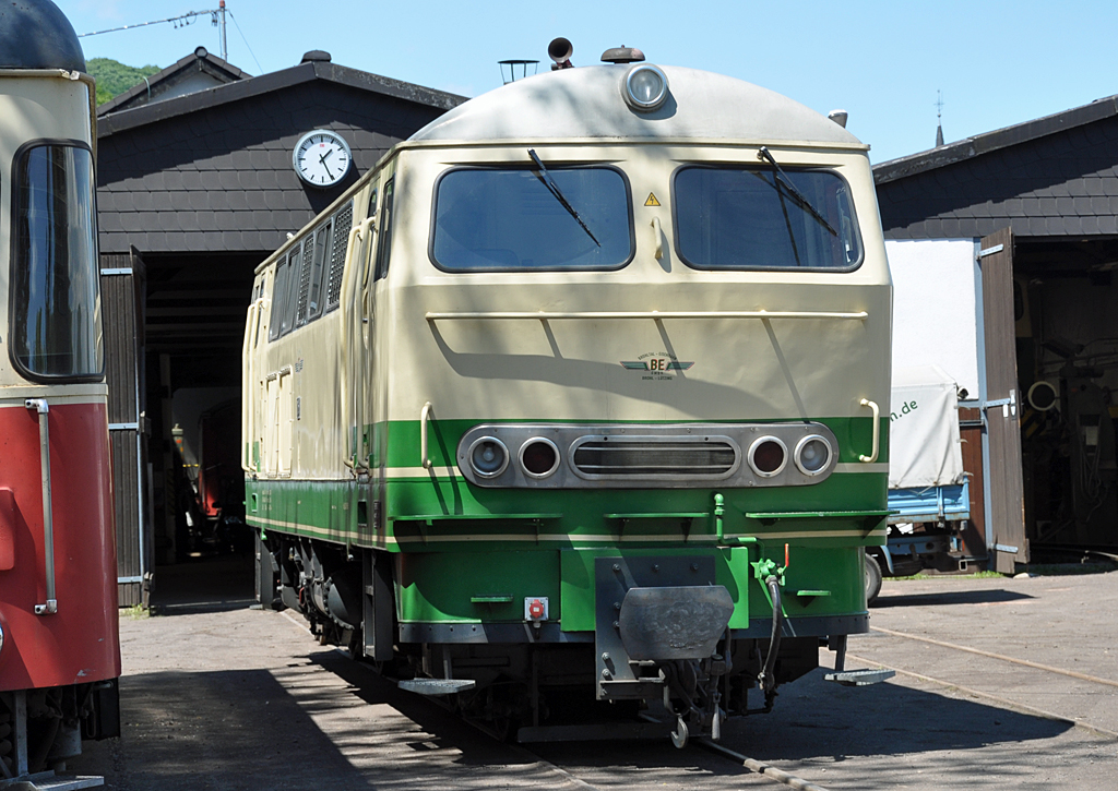 D 5 Schmalspur-Diesellok von Henschel (Baujahr 1966) der BEG in Brohl - 28.05.2013