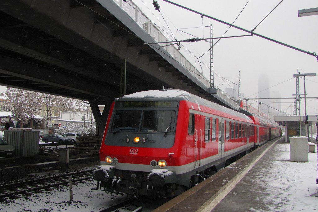 D-DB 50 80 80-34 134-2 Bnrbdzf 480.1 mit dem RE 15516 von Frankfurt (M) Hbf nach Glauburg-Stockheim, in Frankfurt (M) West; 20.12.2011