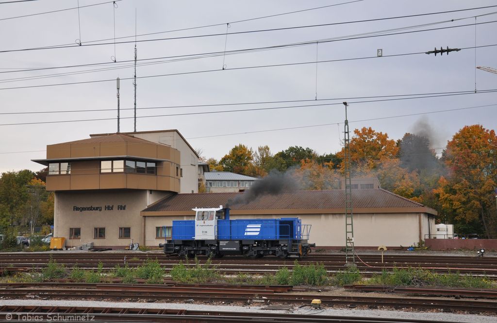 D04 der Regentalbahn stand beim Bahntag am 14.10.2012 in Regensburg fr Fhrerstandsmitfahrten zur Verfgung. Hier beschleunigt sie vor dem Zentralstellwerk.