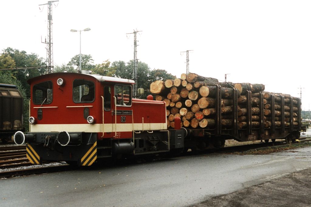 D1 (ex-DB 332 306-0) der Bentheimer Eisenbahn AG mit eine bergabegterzug auf Bahnhof Bentheim-Nord am 29-9-2001. Bild und scan: Date Jan de Vries. 
