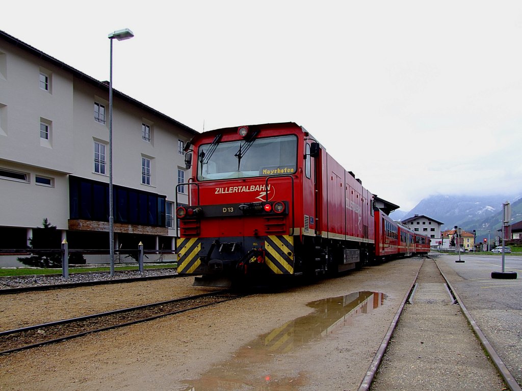 D13 schiebt R125 Richtung Mayrhofen; 120417