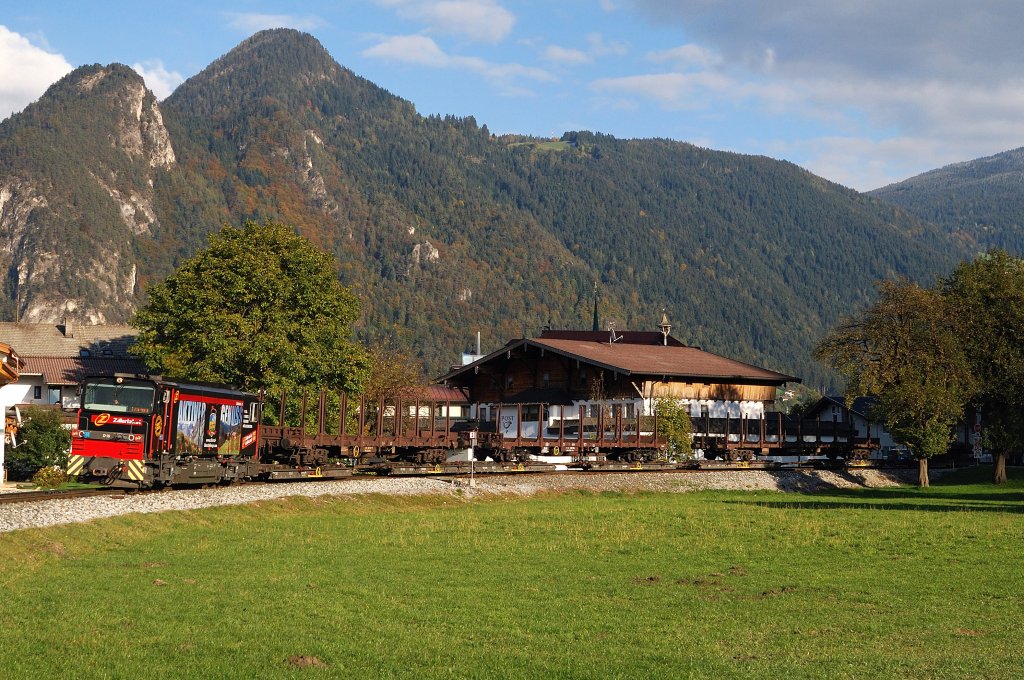 D15 der Zillertalbahn mit Rollwagen-Gterzug in Rotholz (21.10.2011)