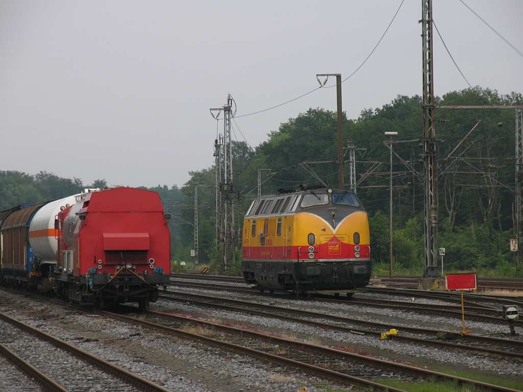 D20 (ehemalige DB 221 147-2) der Bentheimer Eisenbahn AG auf Bahnhof Bentheim Nord am 9-7-2012.