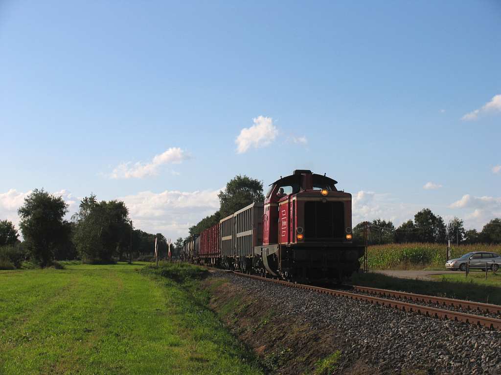 D21 (ehemalige 211 125-0) der Bentheimer Eisenbahn AG mit Gterzug 225 Coevorden de Heege-Bentheim Nord bei Emlichheim am 18-9-2012.