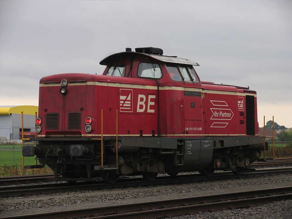D21 (ehemalige 211 125-0) der Bentheimer Eisenbahn AG steht abfahrtsbereit fr die Lokfahrt nach Emlichheim (Gterzug 209) in Coevorden de Heege am 18-9-2012.

