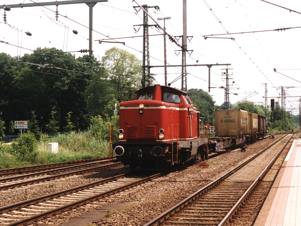 D21 (ex-DB 211 125-0) der Bentheimer Eisenbahn AG mit Gterzug 215 zwischen Coevorden-De Heege (Die Niederlande) und Bad Bentheim auf Bahnhof Bad Bentheim am 16-6-2001. Bild und scan: Date Jan de Vries.