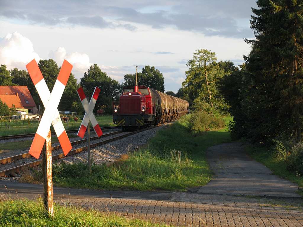 D22 mit Sperrfahrt 338 Osterwald-Esche-Emlichheim in Esche am 18-9-2012. Die Erdl aus Emlichheim wird nur noch ber 15 km zwischen Emlichheim und Osterwald befrdert. Dabei benutzen die lzge zwischen dem Bahnhof Esche und der lentladeanlage in Osterwald eine 3,9 km lange Anschlussbahn die 1949 entstanden ist. In Osterwald geht die l mit eine Rohrleitung nach Lingen. 