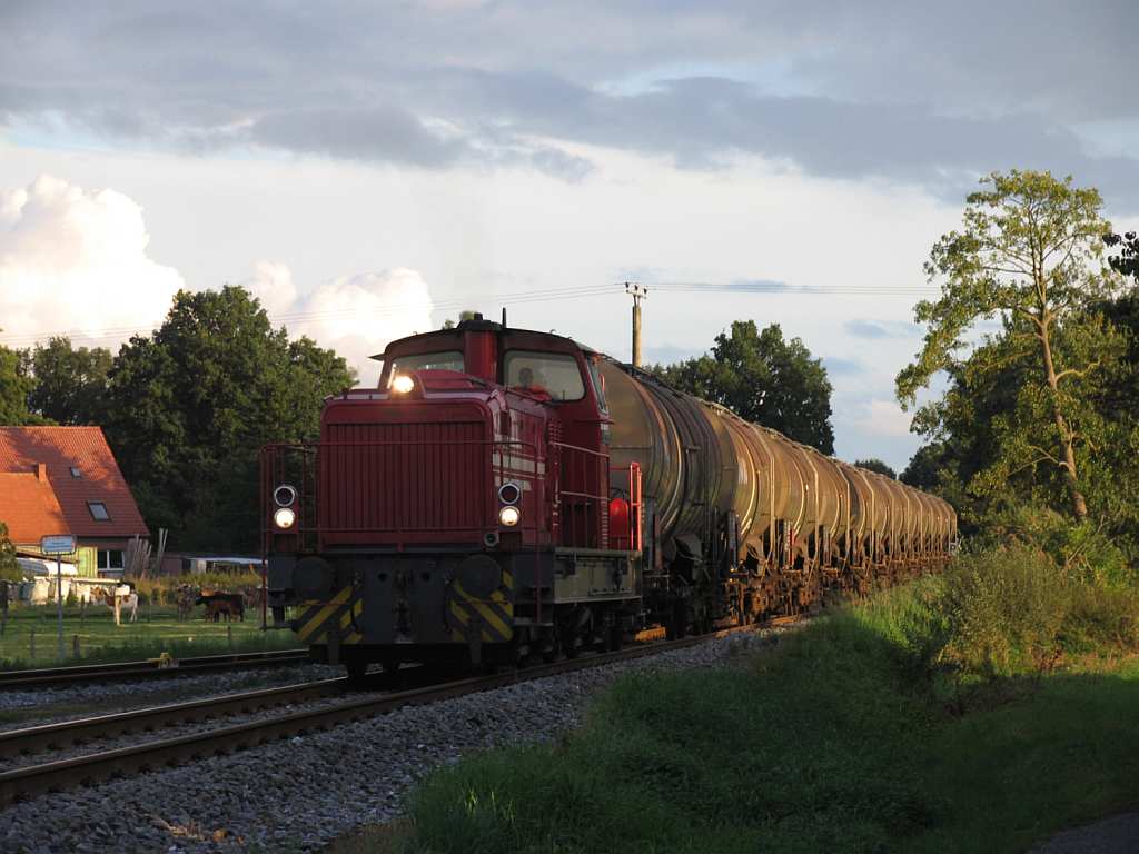 D22 mit Sperrfahrt 338 Osterwald-Esche-Emlichheim in Esche am 18-9-2012. Die Erdl aus Emlichheim wird nur noch ber 15 km zwischen Emlichheim und Osterwald befrdert. Dabei benutzen die lzge zwischen dem Bahnhof Esche und der lentladeanlage in Osterwald eine 3,9 km lange Anschlussbahn die 1949 entstanden ist. In Osterwald geht die l mit eine Rohrleitung nach Lingen.