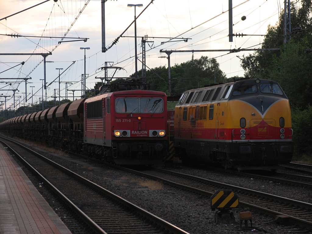D23 (270 011-6) und D20 (ehemalige DB 221 147-2) der Bentheimer Eisenbahn AG auf Bahnhof Bentheim Nord am 11-7-2012.