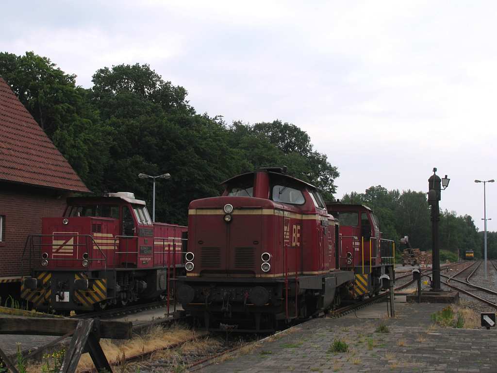 D24 (272 004-9), D25 (ehemalige DB 211 345-4) und D23 (270 011-6) der Bentheimer Eisenbahn AG auf Bahnhof Bentheim Nord am 10-7-2012.