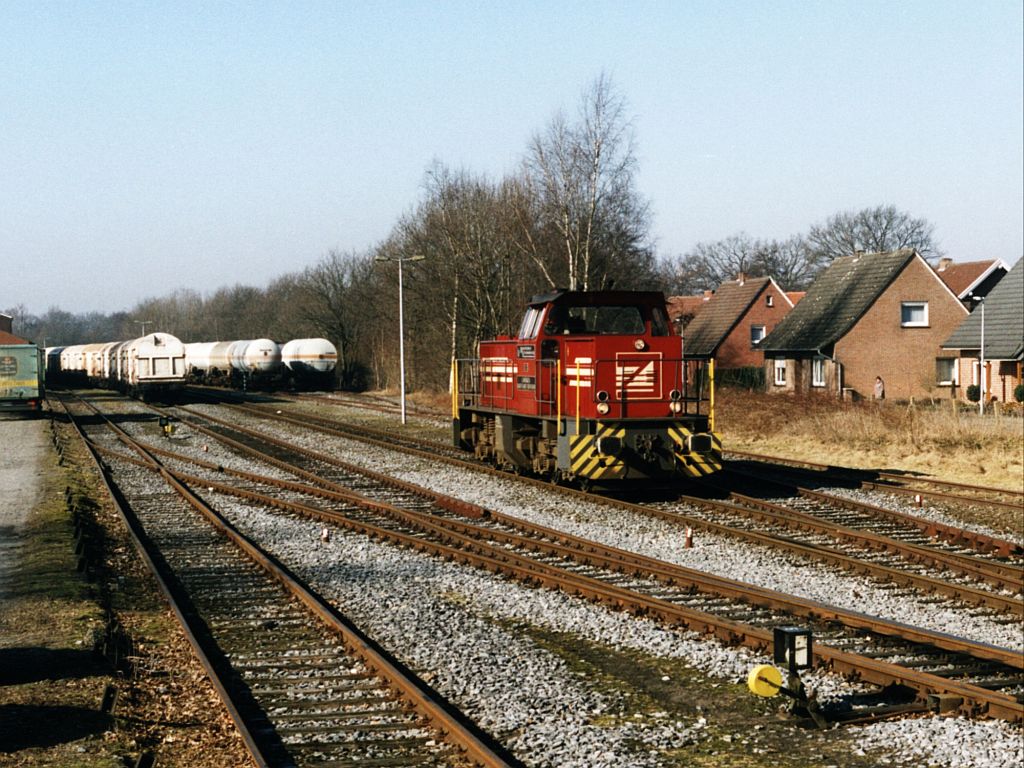 D24 der Bentheimer Eisenbahn AG mit die bergabegterzug 209 Coevorden Heege-Esche ohne Wagens fahrt ein in Bahnhof Emlichheim am 24-2-2003. Bild und scan: Date Jan de Vries. 
