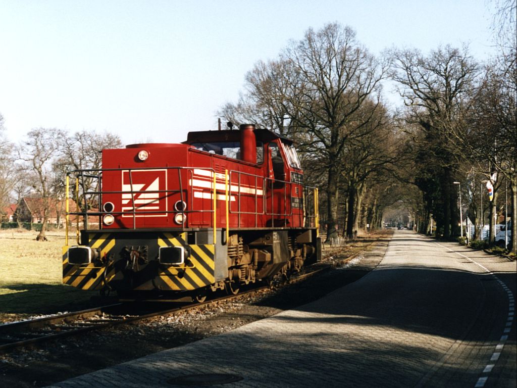 D24 der Bentheimer Eisenbahn AG mit bergabegterzug 209 Coevorden Heege-Esche ohne Wagens auf die Stichstrecke an die Gterbahnstrecke Coevorden-Bentheim in Emlichheim am 24-2-2003. Die Lok fahrt ein Stck neben die Strae. Bild und scan: Date Jan de Vries.