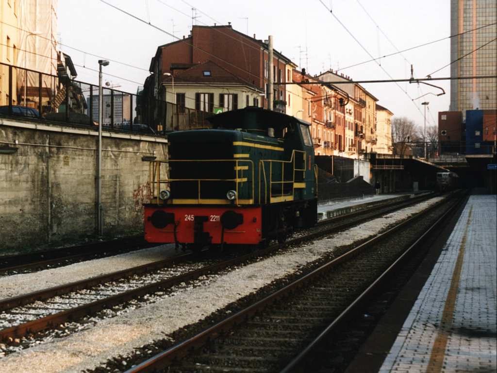 D245 2211 auf Bahnhof Milano Stazione Porta Garibaldi am 15-1-2001. Bild und scan: Date Jan de Vries. 