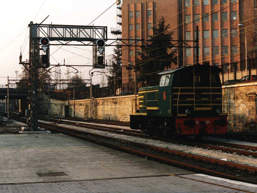D245 2211 auf Bahnhof Milano Stazione Porta Garibaldi am 14-1-2001. Bild und scan: Date Jan de Vries.
