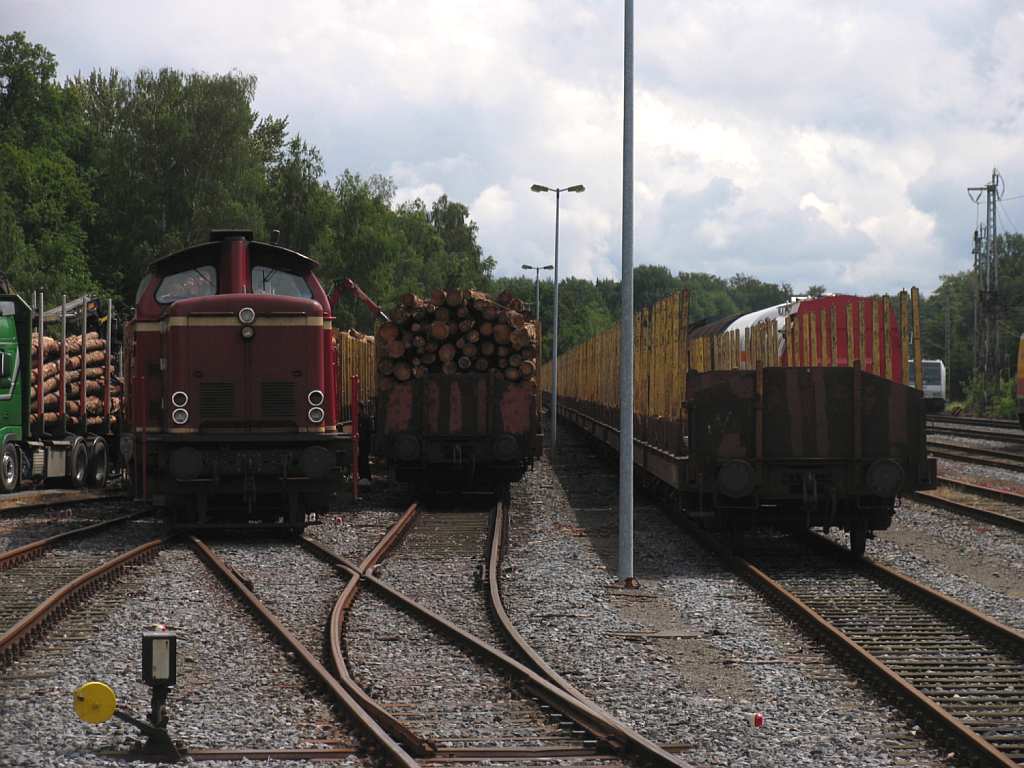 D25 (ehemalige DB 211 345-4) der Bentheimer Eisenbahn AG whrend rangierarbeiten fr Holzverladung auf Bahnhof Bentheim Nord am 12-7-2012.