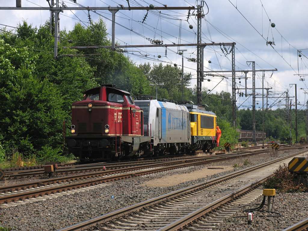 D25 (ehemalige DB 211 345-4) der Bentheimer Eisenbahn AG, 185 686-3 (Railpool Peterson)  und 1835 (ehemalige NS 1635/1835) der Bentheimer Eisenbahn AG in die Nhe von Bahnhof Bentheim am 12-7-2012.