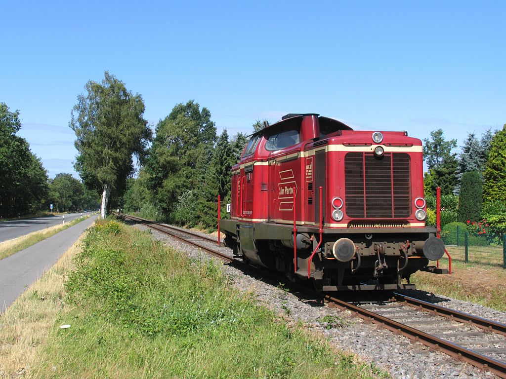 D25 (ex-DB 211 345-4) der Bentheimer Eisenbahn AG whrend eine Lokfahrt fr die Emslndische Eisenbahn GmbH zwischen Haselne und Meppen bei Drgenerfeld am 16-7-2010.