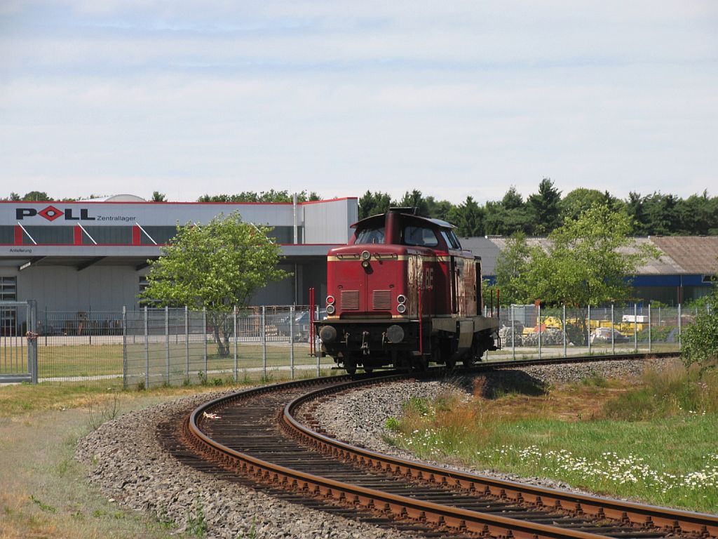 D25 (ex-DB 211 345-4) der Bentheimer Eisenbahn AG whrend eine Lokfahrt fr die Emslndische Eisenbahn GmbH in eine Kurve auf die Stichstrecke in Drpen am 16-7-2010.