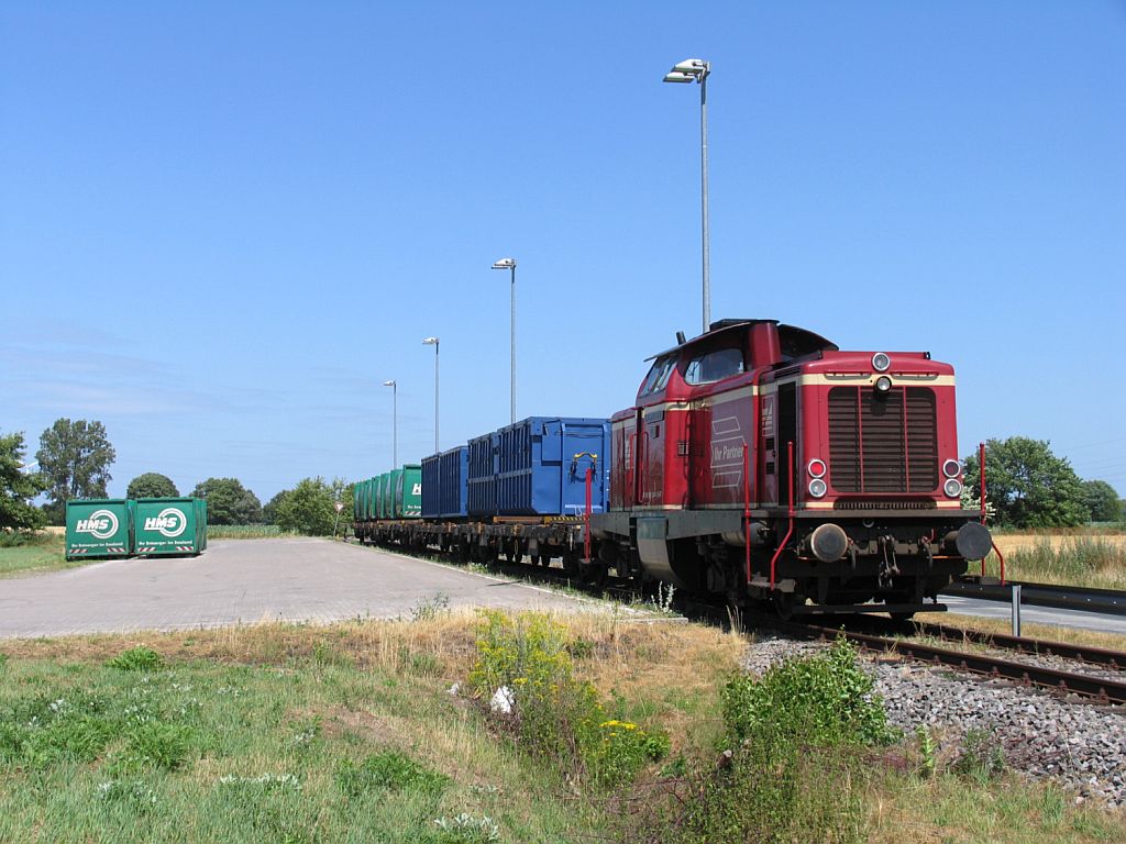 D25 (ex-DB 211 345-4) der Bentheimer Eisenbahn AG mit eine bergabegterzug Drpen-Salzbergen fr die Emslndische Eisenbahn GmbH bei die Mllumschlag in Drpen am 16-7-2010.