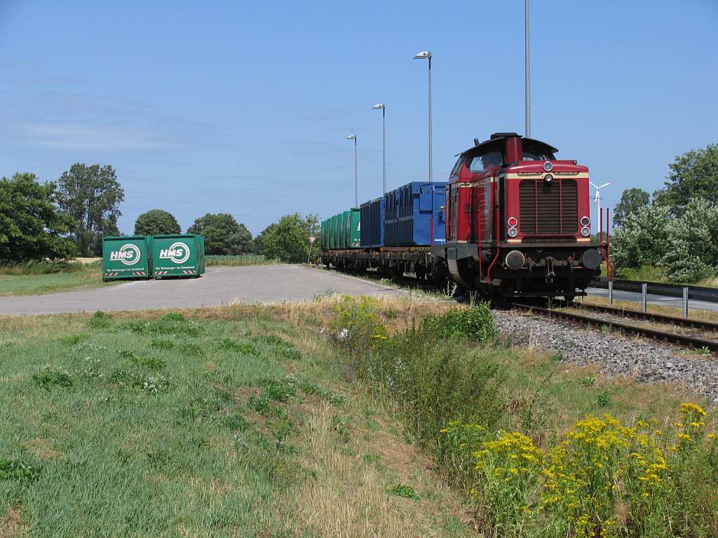 D25 (ex-DB 211 345-4) der Bentheimer Eisenbahn AG mit eine bergabegterzug Drpen-Salzbergen fr die Emslndische Eisenbahn GmbH bei die Mllumschlag in Drpen am 16-7-2010. 