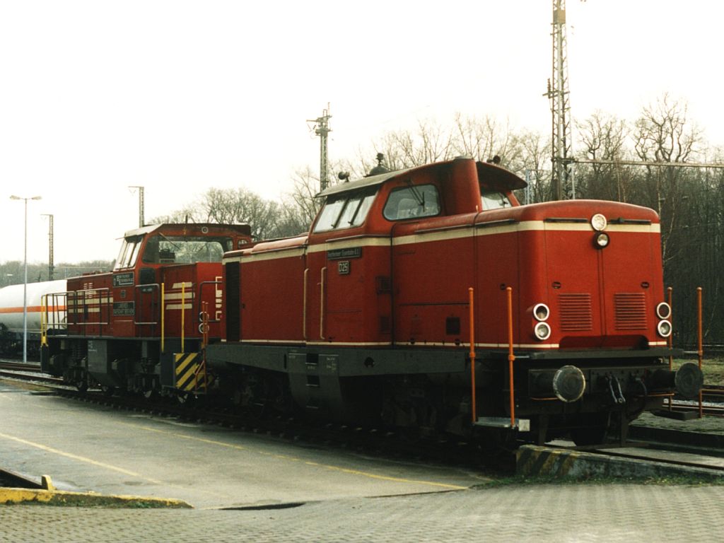 D25 (ex-DB 211 345-4) und D23 der Bentheimer Eisenbahn AG auf Bahnhof Bentheim Nord am 9-3-2002. Bild und scan: Date Jan de Vries.