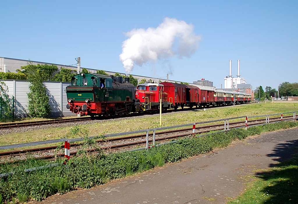 D600 und Hilfsdiesel kommen vom Hlser Berg mit ihrem PmG am Sonntag den 1.Mai 2011 und fahren zur Endstation St. Tnis. 