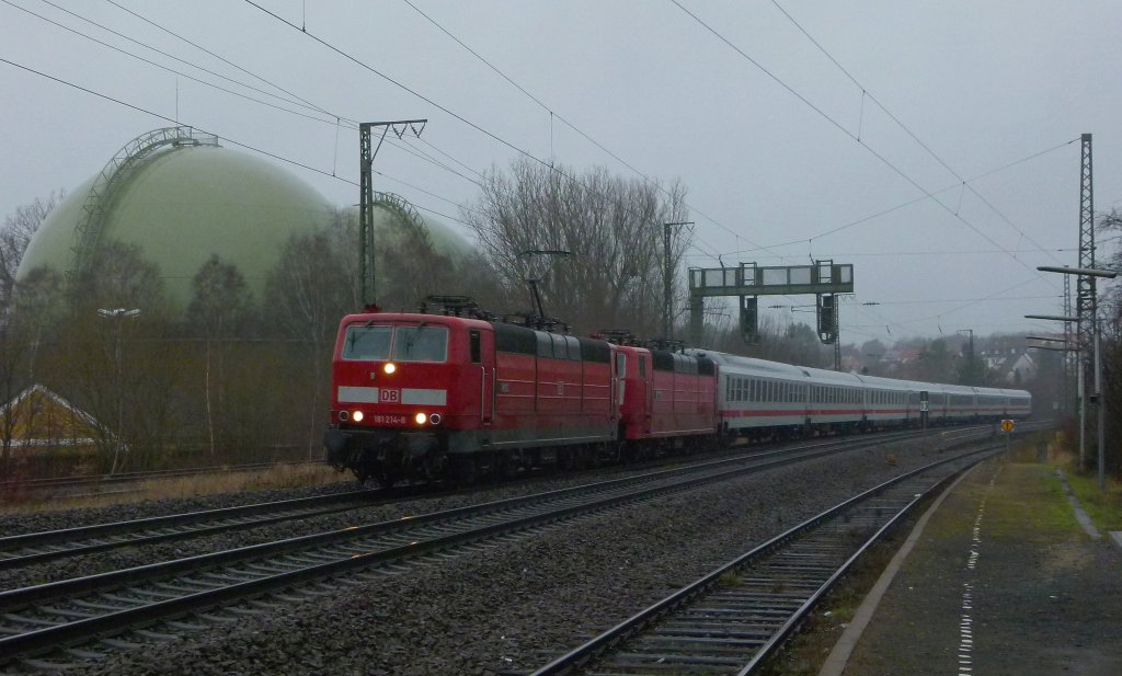 Da 181 213-0 (Saar) mit dem IC 2351 Saarbr�cken - Stuttgart in St-Ingbert schlapp gemacht hat, schleppte 181 214-8 (Mosel) ihn als Lr 46131 St-Ingbert – Frankfurt (Main) mit ca 90 min Versp�tung am 01.01.2011 durch Kaiserslautern Pfaffwerk