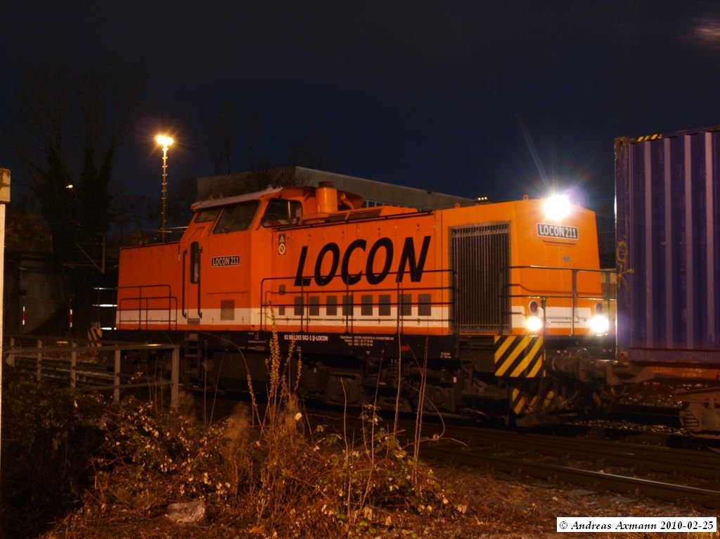 Da 185 672-3 der EVB ohne Strom im Stuttgarter Hafen/Umschlagbahnhof dasteht, rangiert Locon 211 den Zug auf ein anderes Gleis. (25.02.2010)

