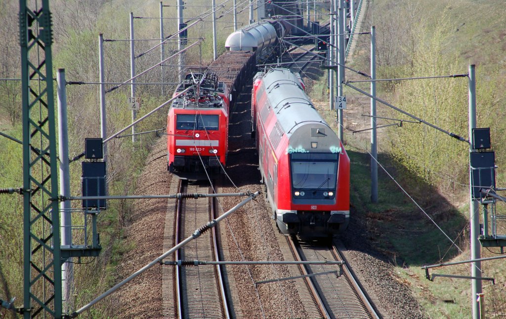 Da 189 022 am 10.04.11 das regulre Gleis Halle(S) - Bitterfeld belegte wurde die RB kurzerhand ber das Gegengleis gefhrt. Fotografiert in Holzweiig.