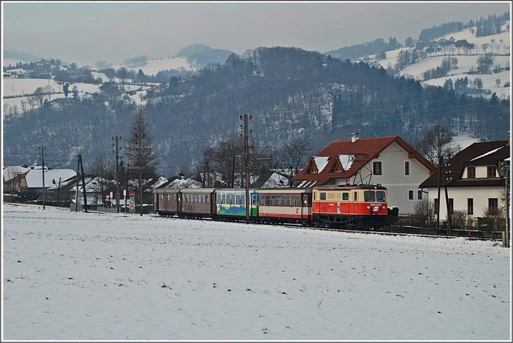 Da aktuell beide 4090 untauglich sind, wird auch der R 6806 mit einer 1099 + Klassen gefhrt. Am 30.11.2010 war es die 1099 001, die ich hier kurz vor Kirchberg fotografierte.