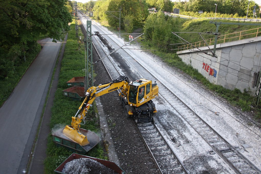 Da am 15.5.12 ein Wagen des TXL Kalkzuges seine Ladung verlor begannen einen Tag spter die Aufrumarbeiten.
Zum Einsatz kamen mehrere Bagger die den mit Kalk bedeckten Schotter in bereitstehende Container abfllten.Spter kamen auch noch zwei Industriestaubsauger zum Einsatz.Insgesammt war die Strecke fr 3 Tage nur eingleisig befahrbar.

