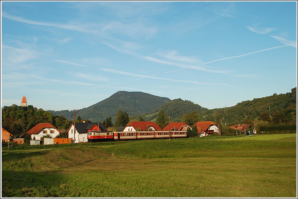 Da am 23.9.2010 kein 4090 in Betrieb war, wurde der R 6815 von der 1099 001 + 4x jaffa bespannt. Hier der Zug in den letzten Sonnenstrahlen kurz nach Kirchberg an der Pielach.